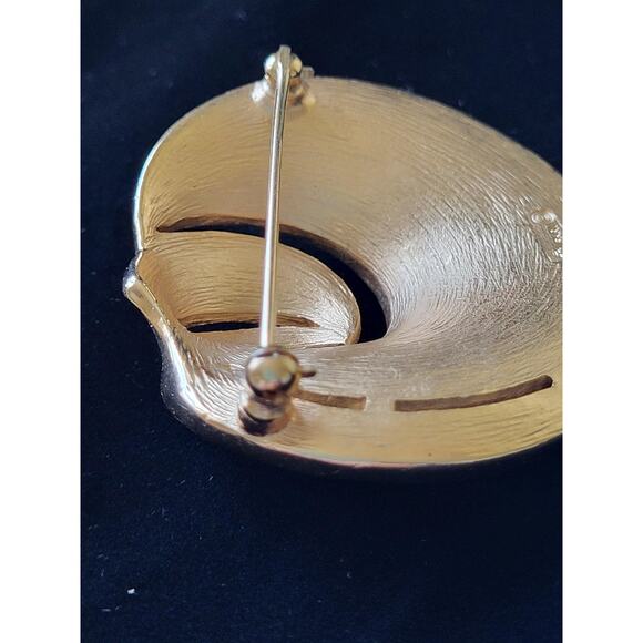 Signed Crown Trifari Mid 1960s Swirl Brooch Gold Tone Mid-Century Vintage MCM - Picture 8 of 8